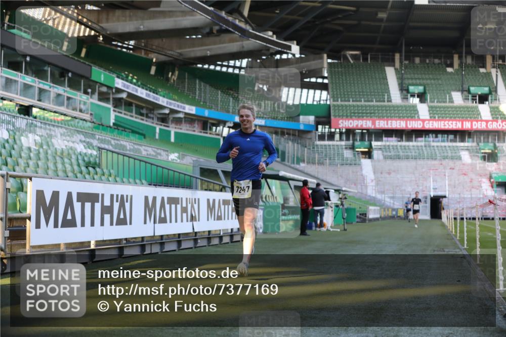06.10.2024 - 19. swb-Marathon Bremen Yannick Fuchs http://msf.ph/oto/7377169 06.10.2024 10:18:36 Laufen im Stadion 7247, 8300, 8513, 8647, 8753, 8780, 9063 meine-sportfotos.de