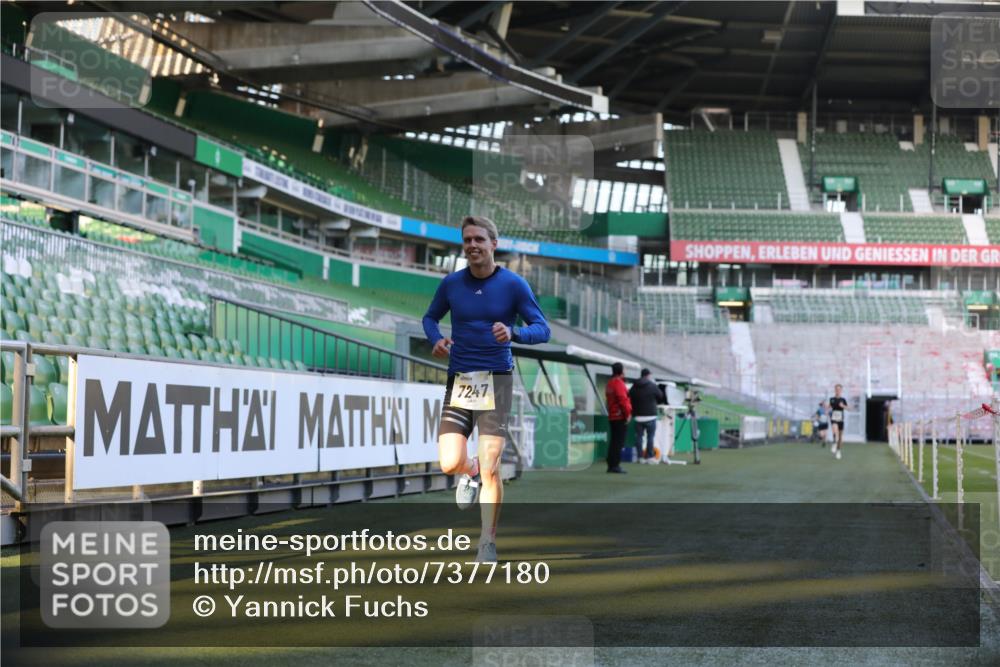 06.10.2024 - 19. swb-Marathon Bremen Yannick Fuchs http://msf.ph/oto/7377180 06.10.2024 10:18:36 Laufen im Stadion 7247, 8300, 8513, 8647, 8753, 8780, 9063 meine-sportfotos.de