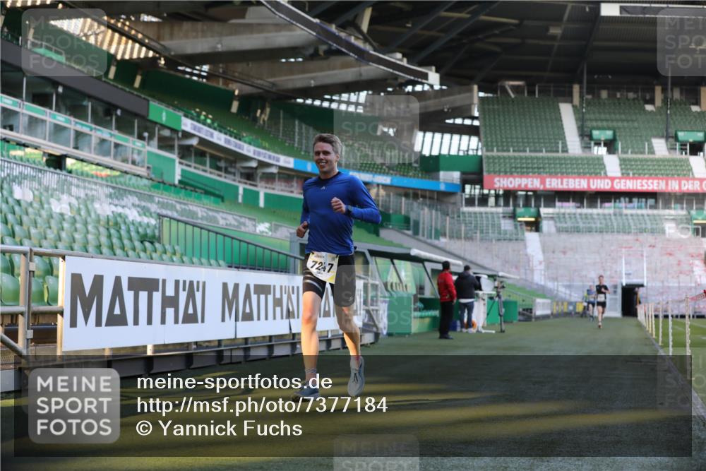 06.10.2024 - 19. swb-Marathon Bremen Yannick Fuchs http://msf.ph/oto/7377184 06.10.2024 10:18:36 Laufen im Stadion 7247, 8300, 8513, 8647, 8753, 8780, 9063 meine-sportfotos.de