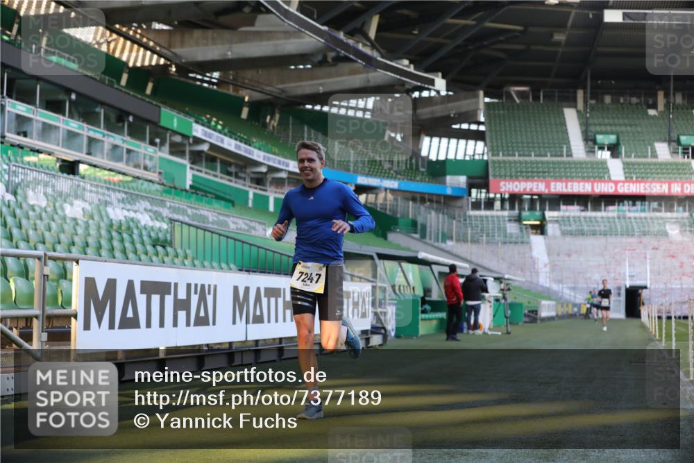 06.10.2024 - 19. swb-Marathon Bremen Yannick Fuchs http://msf.ph/oto/7377189 06.10.2024 10:18:37 Laufen im Stadion 7247, 8300, 8513, 8647, 8753, 8780, 9063 meine-sportfotos.de