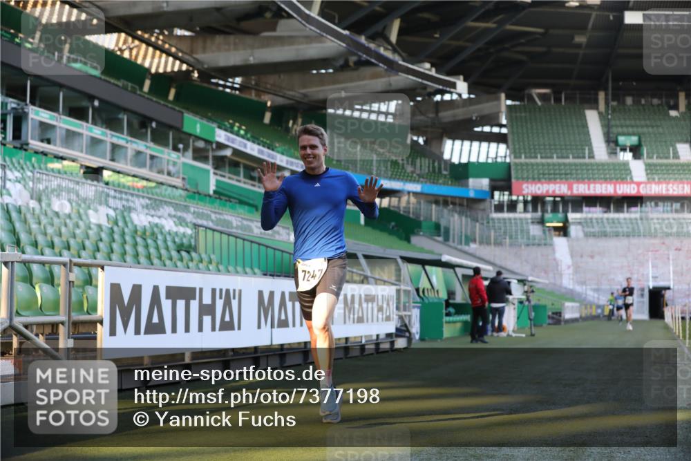 06.10.2024 - 19. swb-Marathon Bremen Yannick Fuchs http://msf.ph/oto/7377198 06.10.2024 10:18:37 Laufen im Stadion 7247, 8300, 8513, 8647, 8753, 8780, 9063 meine-sportfotos.de