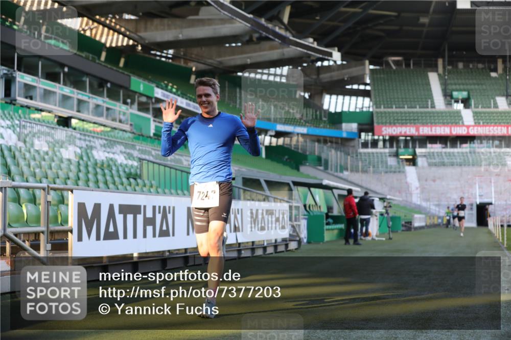 06.10.2024 - 19. swb-Marathon Bremen Yannick Fuchs http://msf.ph/oto/7377203 06.10.2024 10:18:37 Laufen im Stadion 7247, 8300, 8513, 8647, 8753, 8780, 9063 meine-sportfotos.de