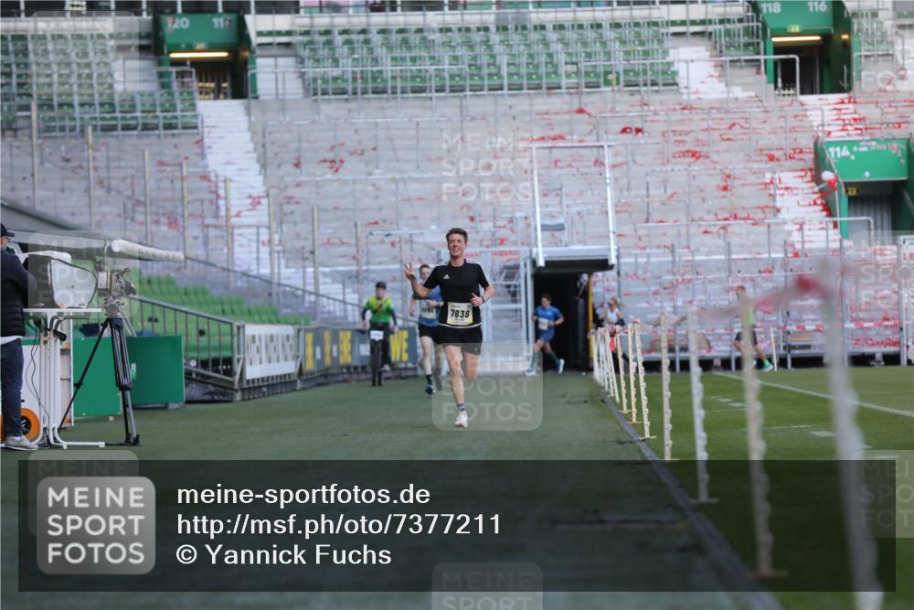 06.10.2024 - 19. swb-Marathon Bremen Yannick Fuchs http://msf.ph/oto/7377211 06.10.2024 10:18:38 Laufen im Stadion 7247, 7838, 8300, 8513, 8647, 8753, 8780, 9063 meine-sportfotos.de