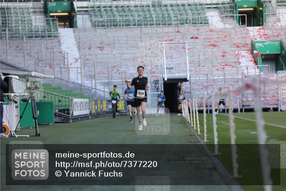 06.10.2024 - 19. swb-Marathon Bremen Yannick Fuchs http://msf.ph/oto/7377220 06.10.2024 10:18:38 Laufen im Stadion 7247, 7838, 8300, 8513, 8647, 8753, 8780, 9063 meine-sportfotos.de
