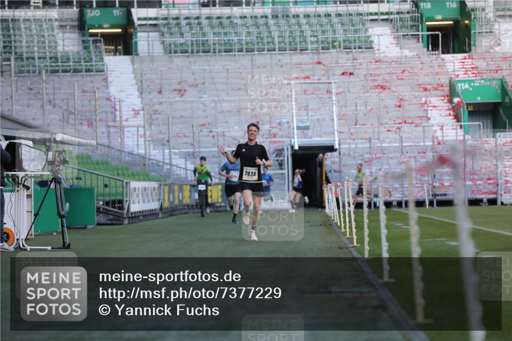 06.10.2024 - 19. swb-Marathon Bremen Yannick Fuchs http://msf.ph/oto/7377229 06.10.2024 10:18:39 Laufen im Stadion 7247, 7838, 8300, 8513, 8647, 8753, 8780, 9063 meine-sportfotos.de
