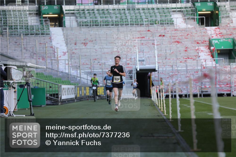 06.10.2024 - 19. swb-Marathon Bremen Yannick Fuchs http://msf.ph/oto/7377236 06.10.2024 10:18:39 Laufen im Stadion 7247, 7838, 8300, 8513, 8647, 8753, 8780, 9063 meine-sportfotos.de