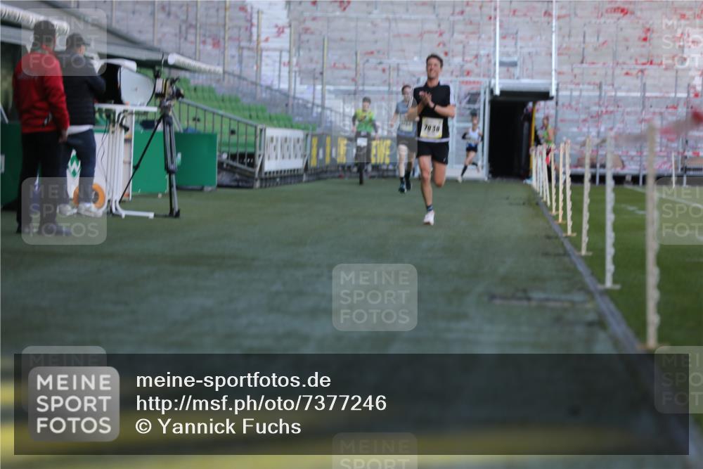 06.10.2024 - 19. swb-Marathon Bremen Yannick Fuchs http://msf.ph/oto/7377246 06.10.2024 10:18:39 Laufen im Stadion 7247, 7838, 8300, 8513, 8647, 8753, 8780, 9063 meine-sportfotos.de
