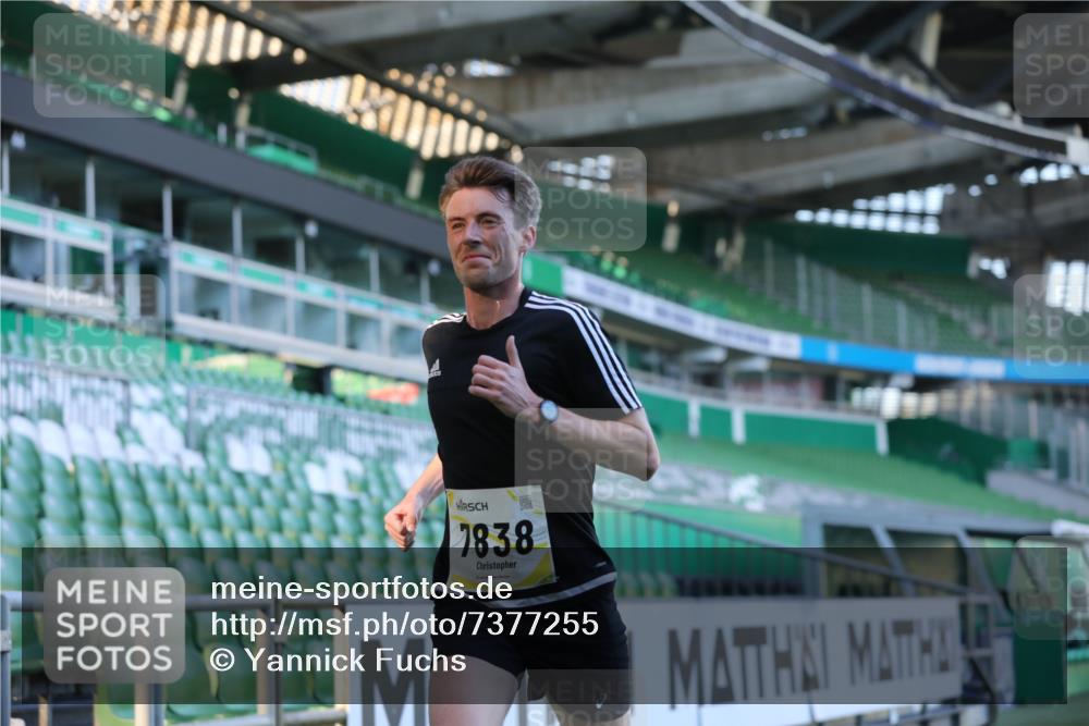 06.10.2024 - 19. swb-Marathon Bremen Yannick Fuchs http://msf.ph/oto/7377255 06.10.2024 10:18:48 Laufen im Stadion 7247, 7838, 8300, 8647, 8664, 8753 meine-sportfotos.de