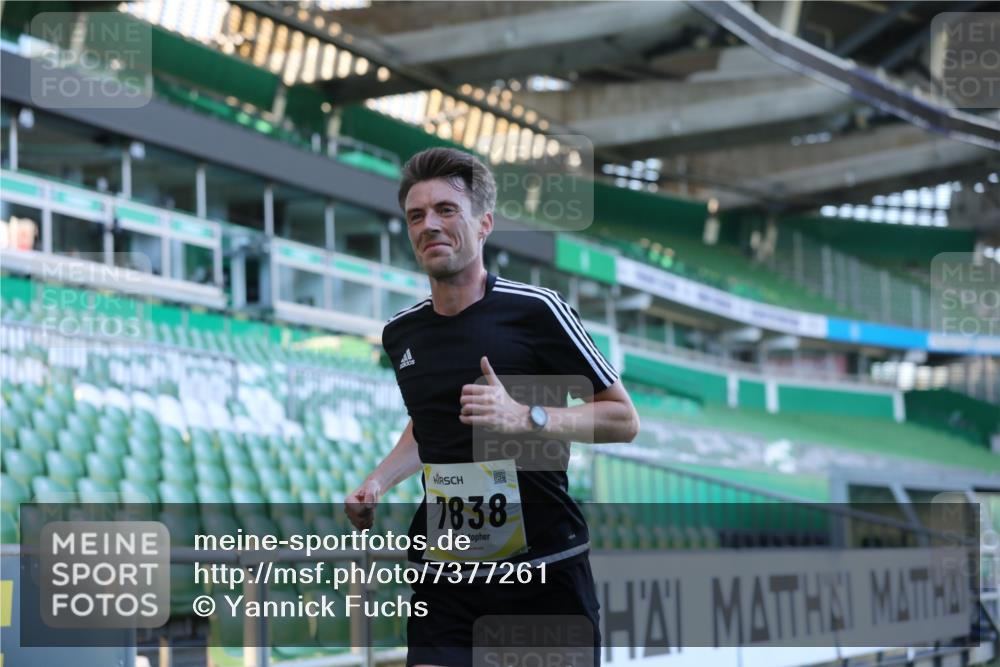 06.10.2024 - 19. swb-Marathon Bremen Yannick Fuchs http://msf.ph/oto/7377261 06.10.2024 10:18:48 Laufen im Stadion 7247, 7838, 8300, 8647, 8664, 8753 meine-sportfotos.de