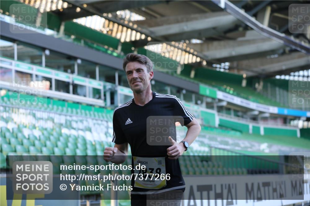 06.10.2024 - 19. swb-Marathon Bremen Yannick Fuchs http://msf.ph/oto/7377266 06.10.2024 10:18:48 Laufen im Stadion 7247, 7838, 8300, 8647, 8664, 8753 meine-sportfotos.de