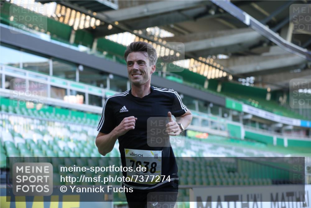 06.10.2024 - 19. swb-Marathon Bremen Yannick Fuchs http://msf.ph/oto/7377274 06.10.2024 10:18:48 Laufen im Stadion 7247, 7838, 8300, 8647, 8664, 8753 meine-sportfotos.de