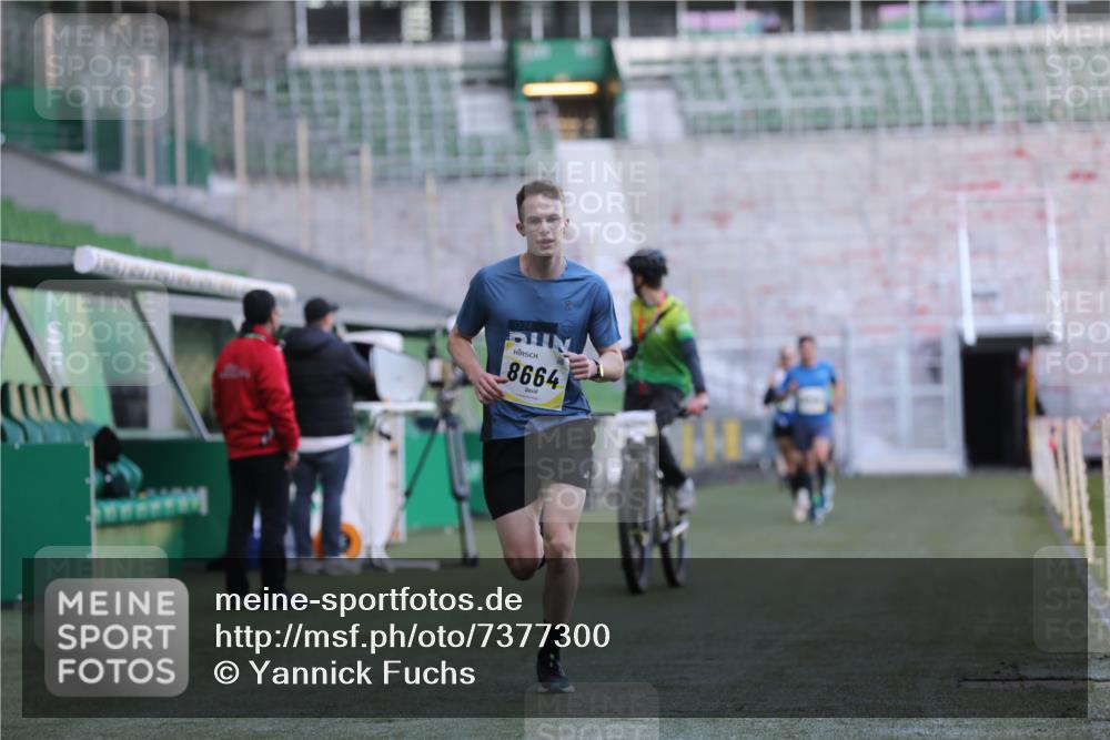 06.10.2024 - 19. swb-Marathon Bremen Yannick Fuchs http://msf.ph/oto/7377300 06.10.2024 10:18:49 Laufen im Stadion 7247, 7838, 8300, 8647, 8664, 8753 meine-sportfotos.de