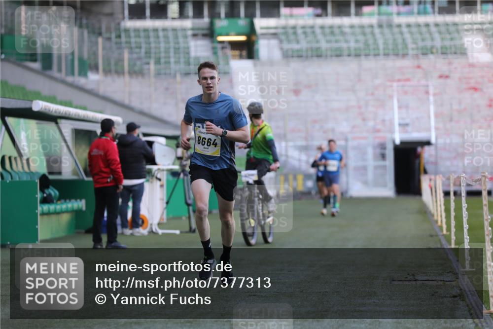 06.10.2024 - 19. swb-Marathon Bremen Yannick Fuchs http://msf.ph/oto/7377313 06.10.2024 10:18:49 Laufen im Stadion 7247, 7838, 8300, 8647, 8664, 8753 meine-sportfotos.de