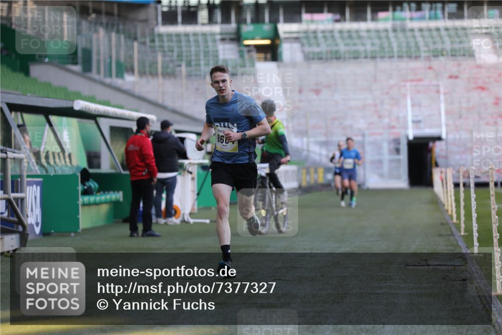 06.10.2024 - 19. swb-Marathon Bremen Yannick Fuchs http://msf.ph/oto/7377327 06.10.2024 10:18:50 Laufen im Stadion 7247, 7838, 8300, 8647, 8664, 8753 meine-sportfotos.de