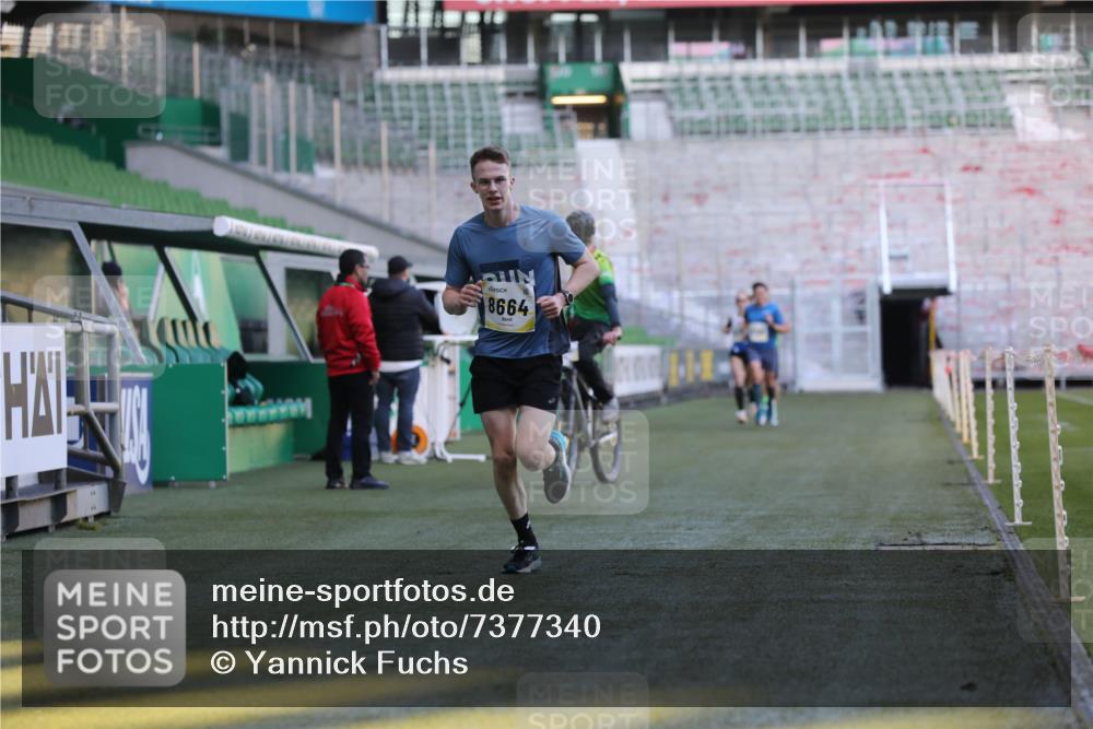 06.10.2024 - 19. swb-Marathon Bremen Yannick Fuchs http://msf.ph/oto/7377340 06.10.2024 10:18:50 Laufen im Stadion 7247, 7838, 8300, 8647, 8664, 8753 meine-sportfotos.de