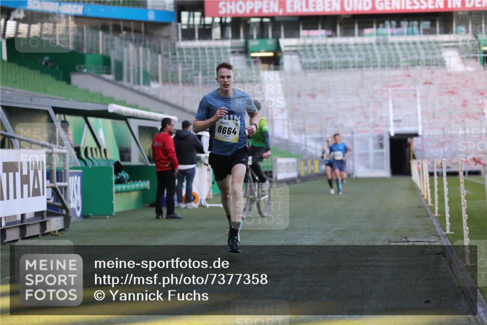 06.10.2024 - 19. swb-Marathon Bremen Yannick Fuchs http://msf.ph/oto/7377358 06.10.2024 10:18:50 Laufen im Stadion 7247, 7838, 8300, 8647, 8664, 8753 meine-sportfotos.de