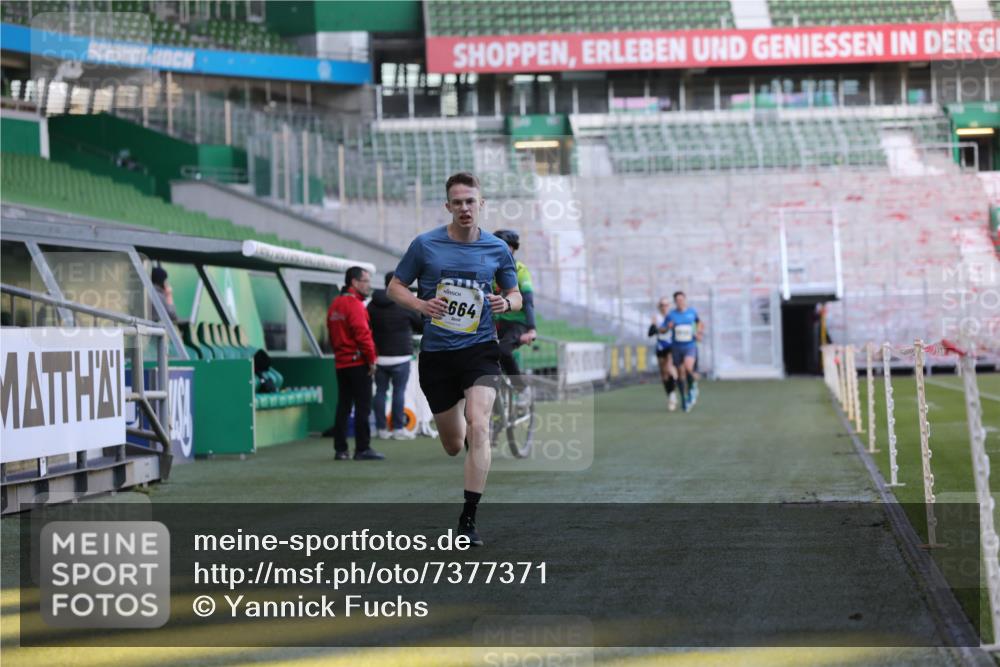 06.10.2024 - 19. swb-Marathon Bremen Yannick Fuchs http://msf.ph/oto/7377371 06.10.2024 10:18:50 Laufen im Stadion 7247, 7838, 8300, 8647, 8664, 8753 meine-sportfotos.de