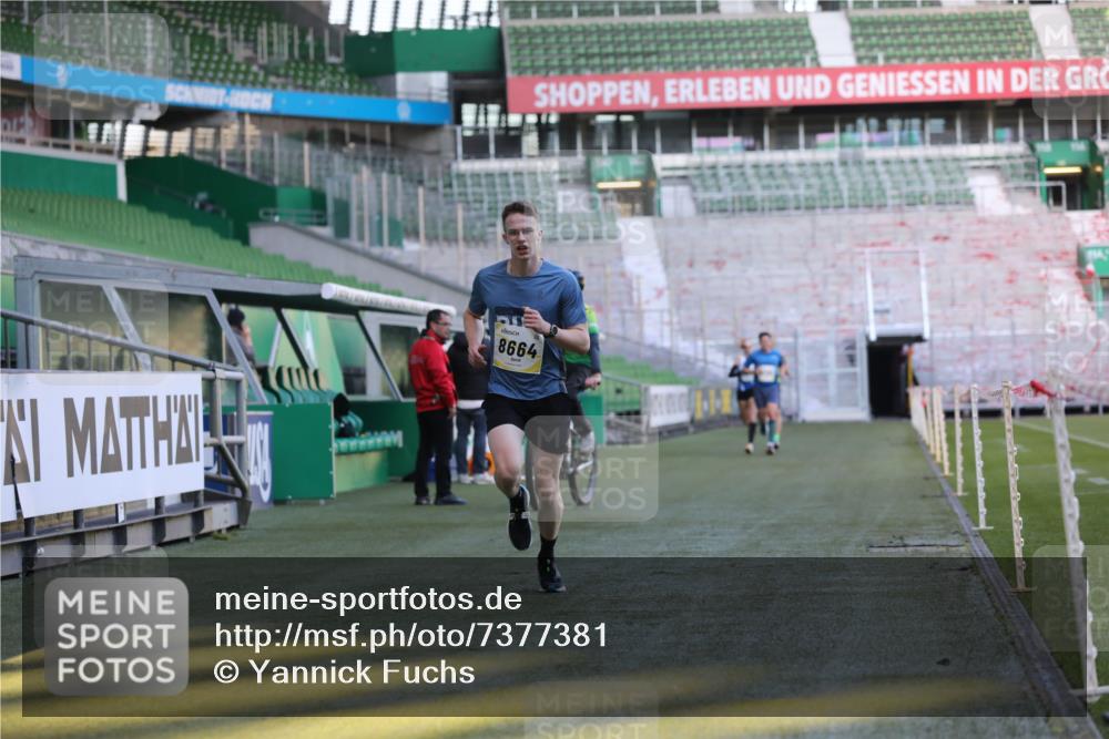 06.10.2024 - 19. swb-Marathon Bremen Yannick Fuchs http://msf.ph/oto/7377381 06.10.2024 10:18:50 Laufen im Stadion 7247, 7838, 8300, 8647, 8664, 8753 meine-sportfotos.de
