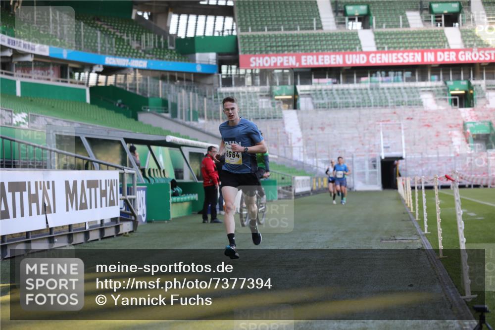06.10.2024 - 19. swb-Marathon Bremen Yannick Fuchs http://msf.ph/oto/7377394 06.10.2024 10:18:50 Laufen im Stadion 7247, 7838, 8300, 8647, 8664, 8753 meine-sportfotos.de