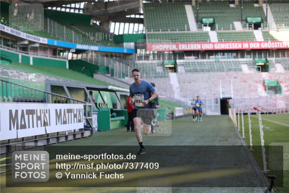 06.10.2024 - 19. swb-Marathon Bremen Yannick Fuchs http://msf.ph/oto/7377409 06.10.2024 10:18:50 Laufen im Stadion 7247, 7838, 8300, 8647, 8664, 8753 meine-sportfotos.de