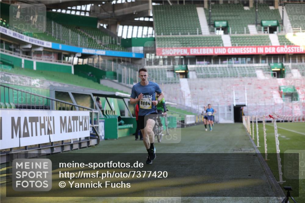 06.10.2024 - 19. swb-Marathon Bremen Yannick Fuchs http://msf.ph/oto/7377420 06.10.2024 10:18:51 Laufen im Stadion 7247, 7838, 8300, 8647, 8664, 8753 meine-sportfotos.de