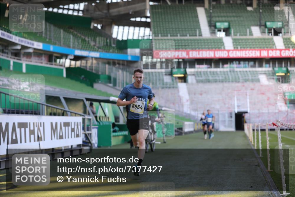 06.10.2024 - 19. swb-Marathon Bremen Yannick Fuchs http://msf.ph/oto/7377427 06.10.2024 10:18:51 Laufen im Stadion 7247, 7838, 8300, 8647, 8664, 8753 meine-sportfotos.de