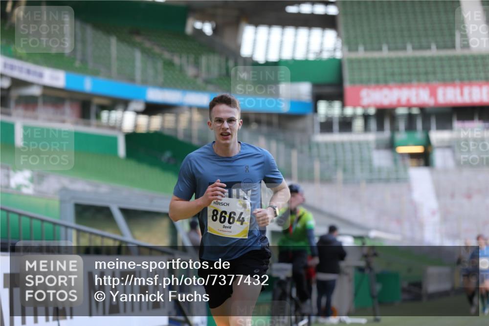 06.10.2024 - 19. swb-Marathon Bremen Yannick Fuchs http://msf.ph/oto/7377432 06.10.2024 10:18:51 Laufen im Stadion 7247, 7838, 8300, 8647, 8664, 8753 meine-sportfotos.de