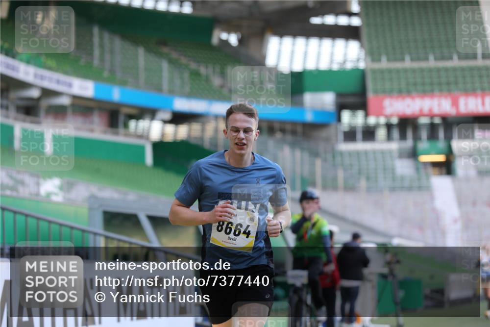 06.10.2024 - 19. swb-Marathon Bremen Yannick Fuchs http://msf.ph/oto/7377440 06.10.2024 10:18:52 Laufen im Stadion 7247, 7838, 8300, 8543, 8647, 8664, 8735, 8750 meine-sportfotos.de