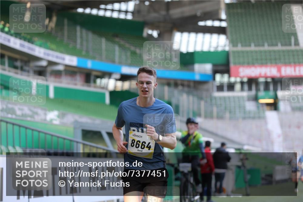 06.10.2024 - 19. swb-Marathon Bremen Yannick Fuchs http://msf.ph/oto/7377451 06.10.2024 10:18:52 Laufen im Stadion 7247, 7838, 8300, 8543, 8647, 8664, 8735, 8750 meine-sportfotos.de