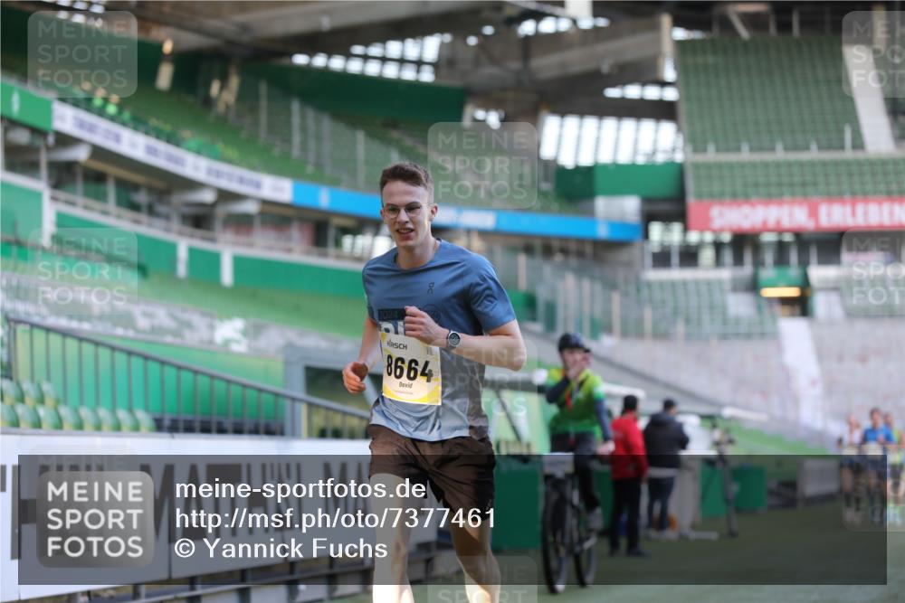 06.10.2024 - 19. swb-Marathon Bremen Yannick Fuchs http://msf.ph/oto/7377461 06.10.2024 10:18:52 Laufen im Stadion 7247, 7838, 8300, 8543, 8647, 8664, 8735, 8750 meine-sportfotos.de