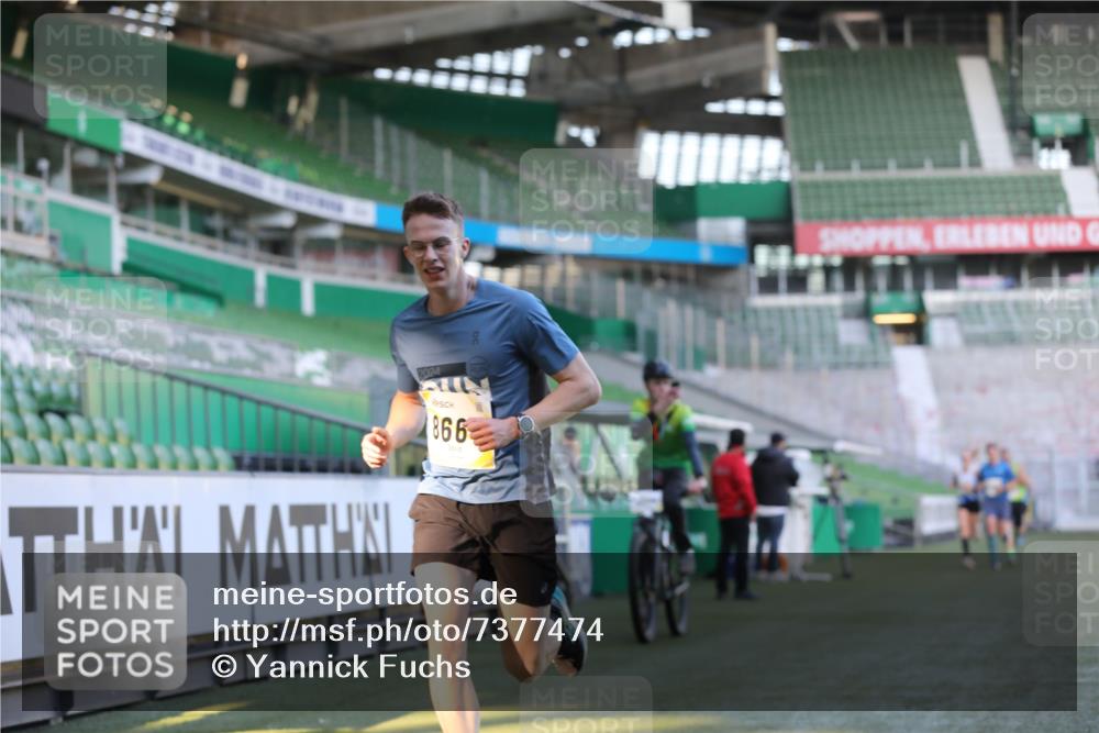 06.10.2024 - 19. swb-Marathon Bremen Yannick Fuchs http://msf.ph/oto/7377474 06.10.2024 10:18:52 Laufen im Stadion 7247, 7838, 8300, 8543, 8647, 8664, 8735, 8750 meine-sportfotos.de