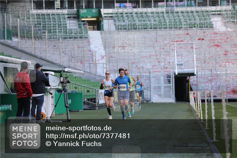 06.10.2024 - 19. swb-Marathon Bremen Yannick Fuchs http://msf.ph/oto/7377481 06.10.2024 10:18:53 Laufen im Stadion 7247, 7838, 8300, 8543, 8647, 8664, 8735, 8750 meine-sportfotos.de