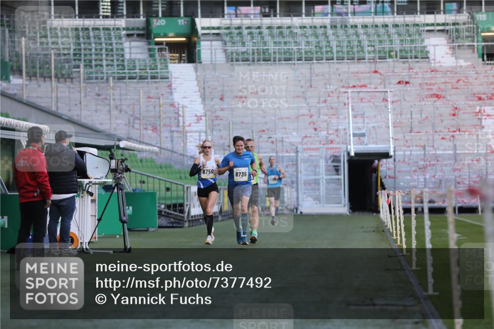06.10.2024 - 19. swb-Marathon Bremen Yannick Fuchs http://msf.ph/oto/7377492 06.10.2024 10:18:53 Laufen im Stadion 7247, 7838, 8300, 8543, 8647, 8664, 8735, 8750 meine-sportfotos.de