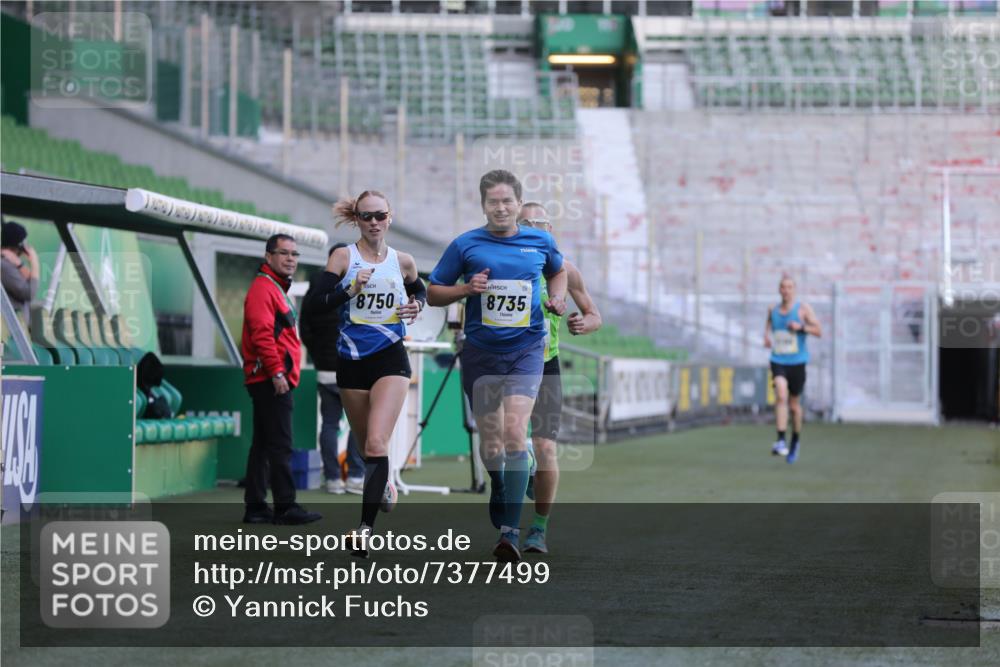 06.10.2024 - 19. swb-Marathon Bremen Yannick Fuchs http://msf.ph/oto/7377499 06.10.2024 10:18:57 Laufen im Stadion 7247, 7838, 8300, 8543, 8647, 8664, 8735, 8750 meine-sportfotos.de