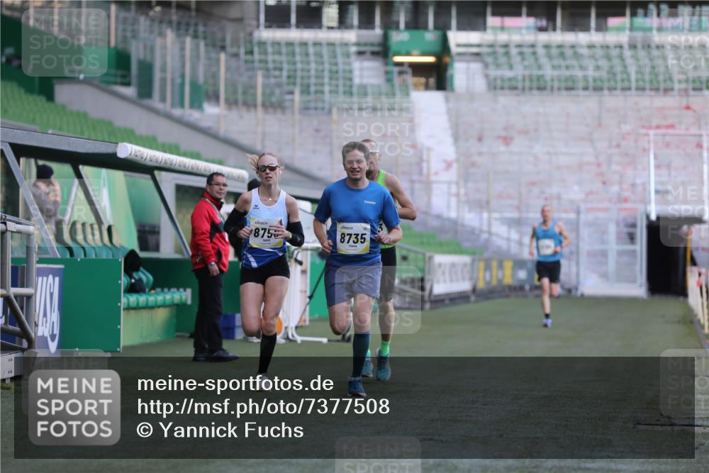 06.10.2024 - 19. swb-Marathon Bremen Yannick Fuchs http://msf.ph/oto/7377508 06.10.2024 10:18:57 Laufen im Stadion 7247, 7838, 8300, 8543, 8647, 8664, 8735, 8750 meine-sportfotos.de
