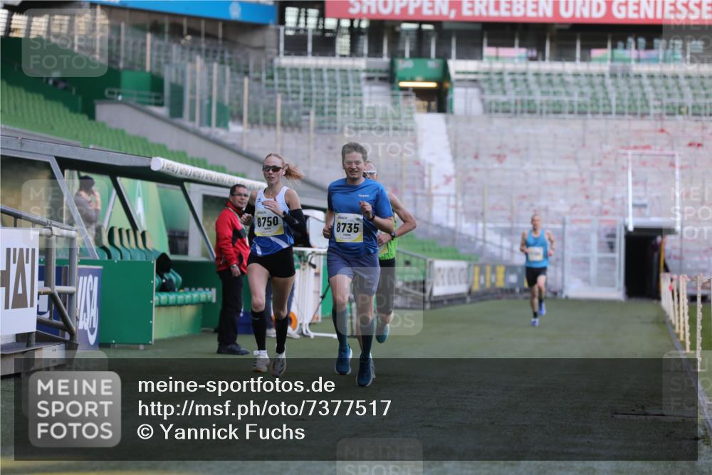 06.10.2024 - 19. swb-Marathon Bremen Yannick Fuchs http://msf.ph/oto/7377517 06.10.2024 10:18:58 Laufen im Stadion 7247, 7838, 8300, 8543, 8647, 8664, 8735, 8750 meine-sportfotos.de
