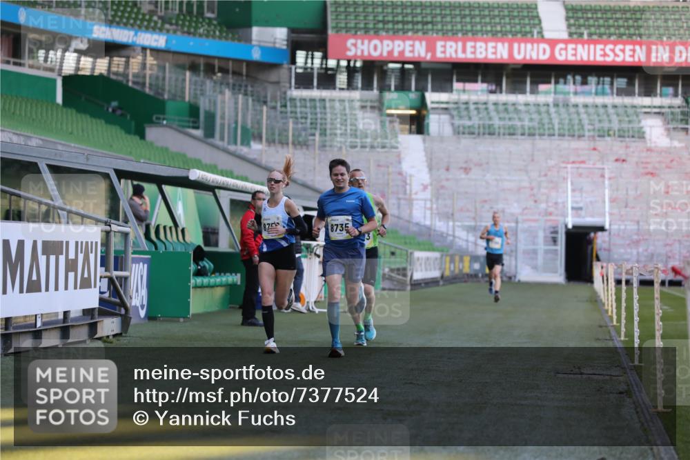 06.10.2024 - 19. swb-Marathon Bremen Yannick Fuchs http://msf.ph/oto/7377524 06.10.2024 10:18:58 Laufen im Stadion 7247, 7838, 8300, 8543, 8647, 8664, 8735, 8750 meine-sportfotos.de