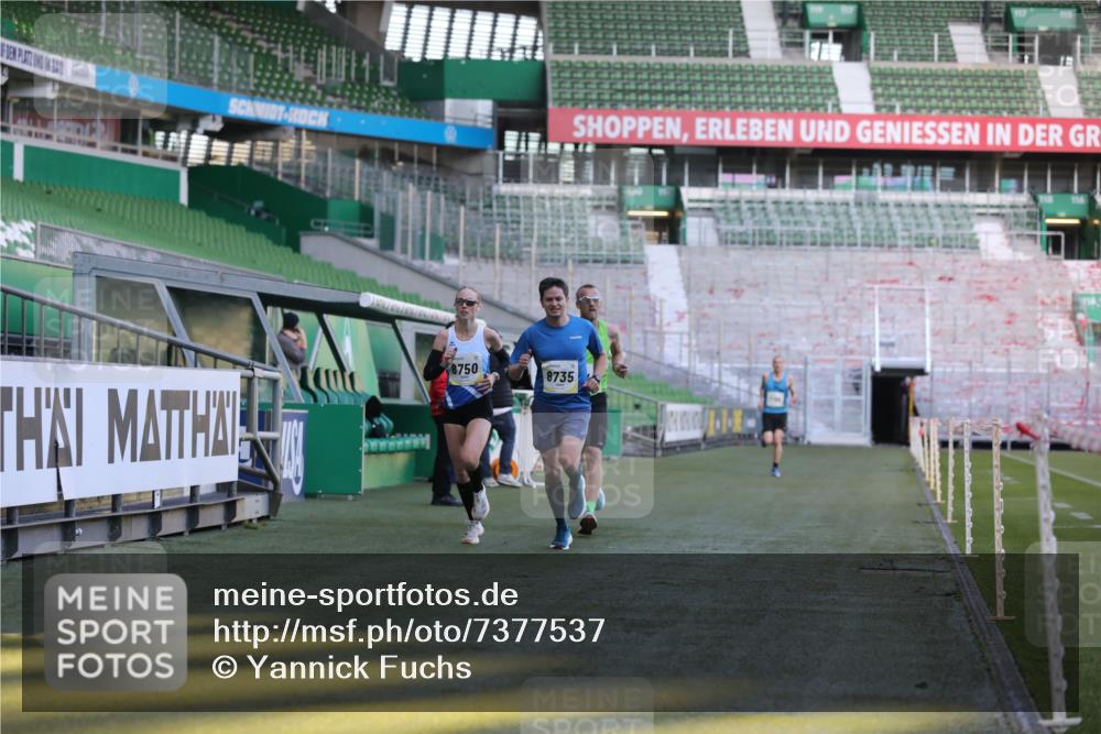 06.10.2024 - 19. swb-Marathon Bremen Yannick Fuchs http://msf.ph/oto/7377537 06.10.2024 10:18:58 Laufen im Stadion 7247, 7838, 8300, 8543, 8647, 8664, 8735, 8750 meine-sportfotos.de