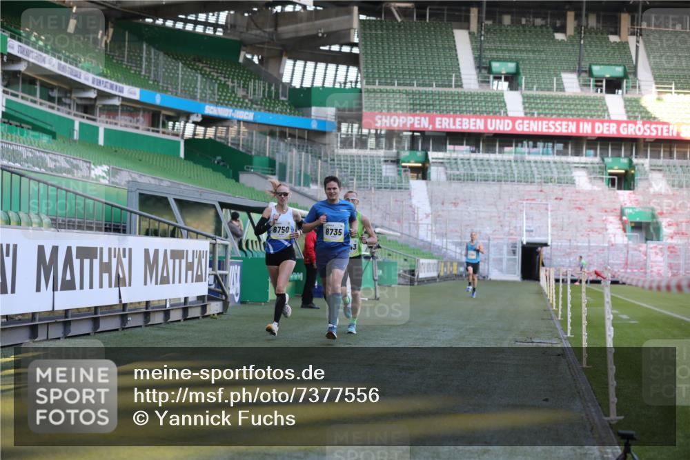 06.10.2024 - 19. swb-Marathon Bremen Yannick Fuchs http://msf.ph/oto/7377556 06.10.2024 10:18:59 Laufen im Stadion 7190, 7247, 7838, 8300, 8543, 8647, 8664, 8735, 8750 meine-sportfotos.de
