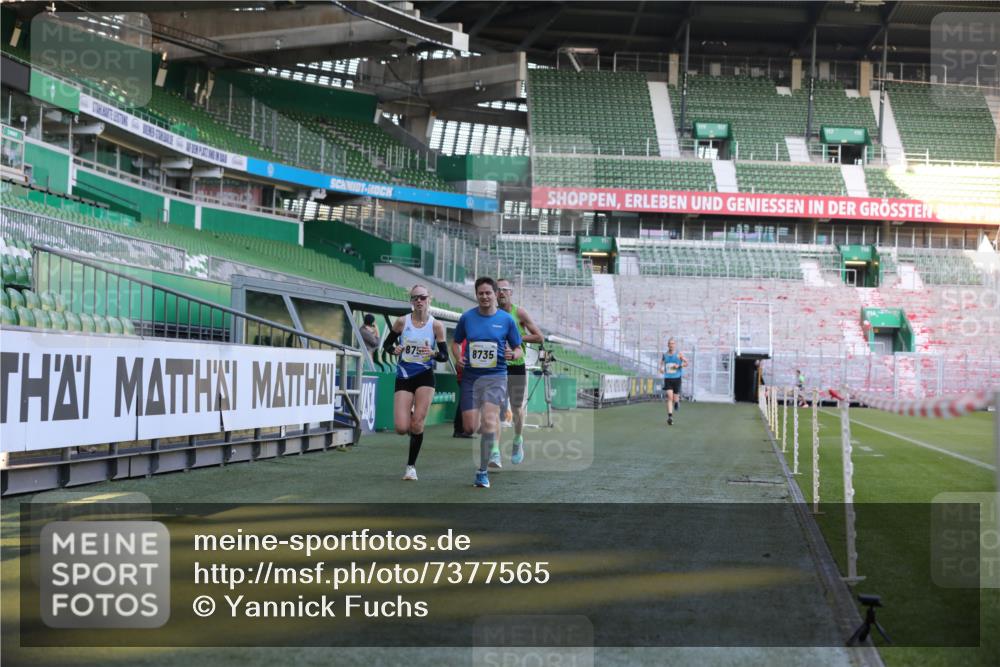 06.10.2024 - 19. swb-Marathon Bremen Yannick Fuchs http://msf.ph/oto/7377565 06.10.2024 10:18:59 Laufen im Stadion 7190, 7247, 7838, 8300, 8543, 8647, 8664, 8735, 8750 meine-sportfotos.de