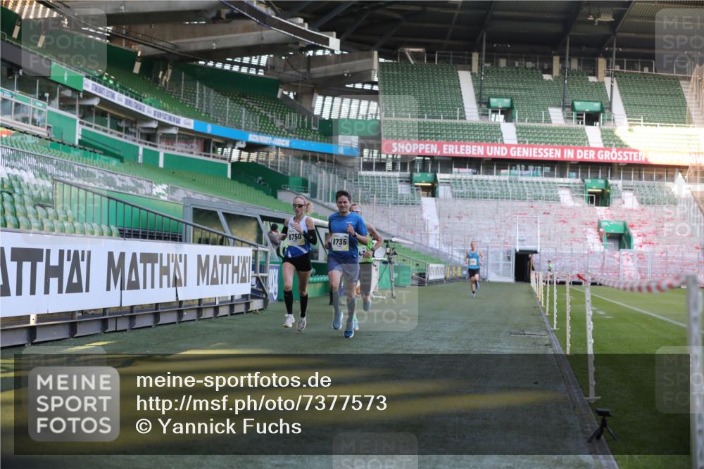 06.10.2024 - 19. swb-Marathon Bremen Yannick Fuchs http://msf.ph/oto/7377573 06.10.2024 10:18:59 Laufen im Stadion 7190, 7247, 7838, 8300, 8543, 8647, 8664, 8735, 8750 meine-sportfotos.de
