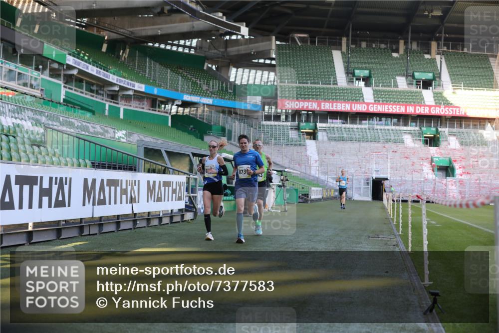 06.10.2024 - 19. swb-Marathon Bremen Yannick Fuchs http://msf.ph/oto/7377583 06.10.2024 10:18:59 Laufen im Stadion 7190, 7247, 7838, 8300, 8543, 8647, 8664, 8735, 8750 meine-sportfotos.de