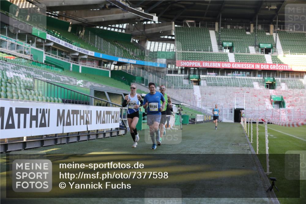 06.10.2024 - 19. swb-Marathon Bremen Yannick Fuchs http://msf.ph/oto/7377598 06.10.2024 10:18:59 Laufen im Stadion 7190, 7247, 7838, 8300, 8543, 8647, 8664, 8735, 8750 meine-sportfotos.de