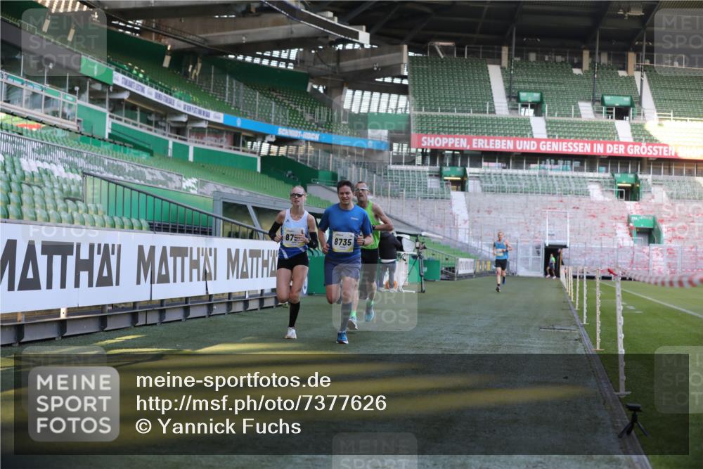 06.10.2024 - 19. swb-Marathon Bremen Yannick Fuchs http://msf.ph/oto/7377626 06.10.2024 10:19:00 Laufen im Stadion 7190, 7247, 7838, 8300, 8543, 8664, 8735, 8750 meine-sportfotos.de