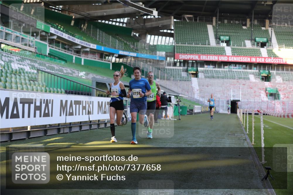 06.10.2024 - 19. swb-Marathon Bremen Yannick Fuchs http://msf.ph/oto/7377658 06.10.2024 10:19:00 Laufen im Stadion 7190, 7247, 7838, 8300, 8543, 8664, 8735, 8750 meine-sportfotos.de