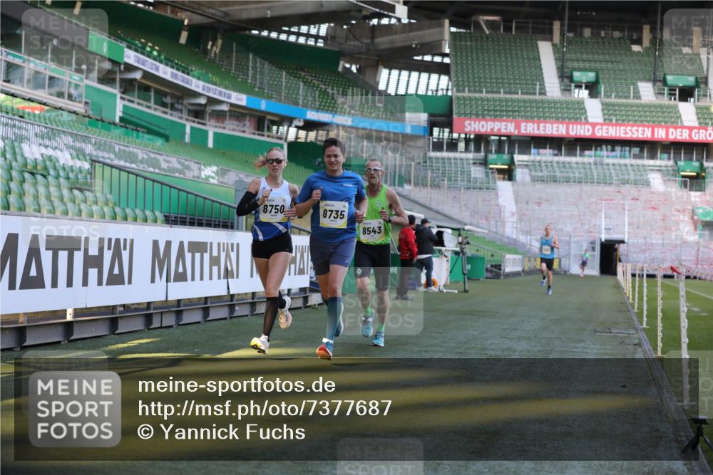 06.10.2024 - 19. swb-Marathon Bremen Yannick Fuchs http://msf.ph/oto/7377687 06.10.2024 10:19:00 Laufen im Stadion 7190, 7247, 7838, 8300, 8543, 8664, 8735, 8750 meine-sportfotos.de