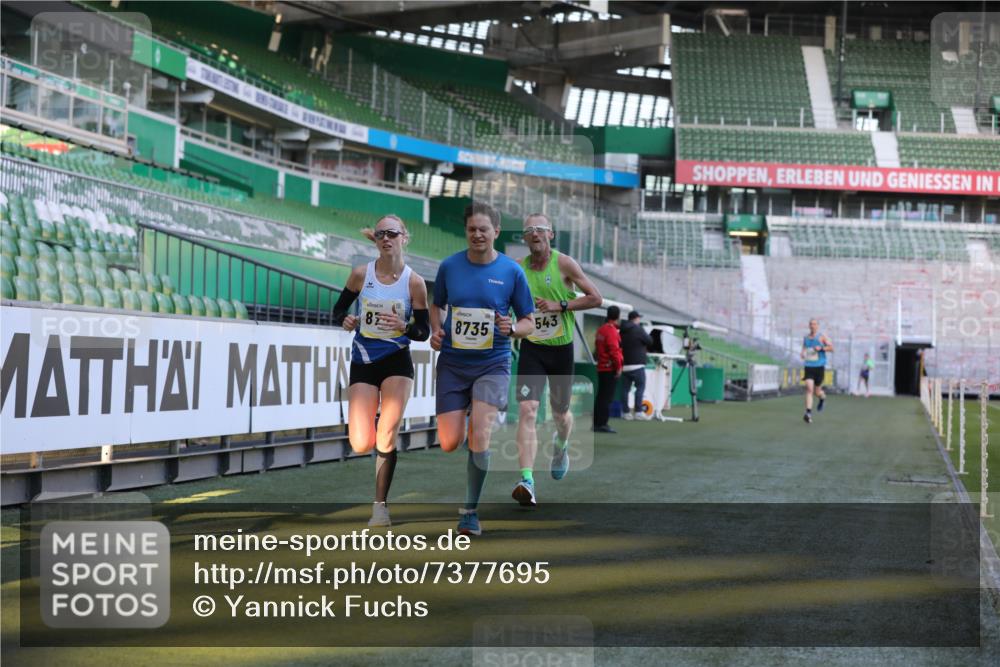06.10.2024 - 19. swb-Marathon Bremen Yannick Fuchs http://msf.ph/oto/7377695 06.10.2024 10:19:00 Laufen im Stadion 7190, 7247, 7838, 8300, 8543, 8664, 8735, 8750 meine-sportfotos.de