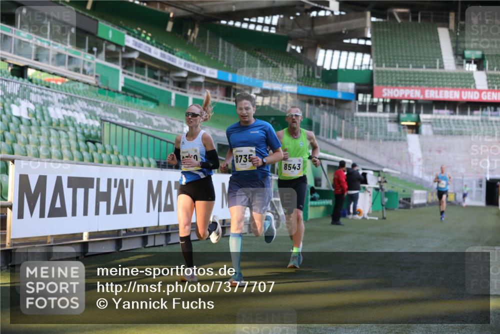 06.10.2024 - 19. swb-Marathon Bremen Yannick Fuchs http://msf.ph/oto/7377707 06.10.2024 10:19:01 Laufen im Stadion 7190, 7247, 7838, 8300, 8543, 8664, 8735, 8750 meine-sportfotos.de