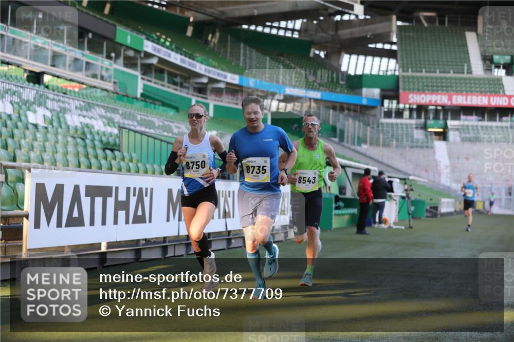 06.10.2024 - 19. swb-Marathon Bremen Yannick Fuchs http://msf.ph/oto/7377709 06.10.2024 10:19:01 Laufen im Stadion 7190, 7247, 7838, 8300, 8543, 8664, 8735, 8750 meine-sportfotos.de