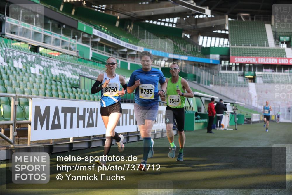 06.10.2024 - 19. swb-Marathon Bremen Yannick Fuchs http://msf.ph/oto/7377712 06.10.2024 10:19:01 Laufen im Stadion 7190, 7247, 7838, 8300, 8543, 8664, 8735, 8750 meine-sportfotos.de